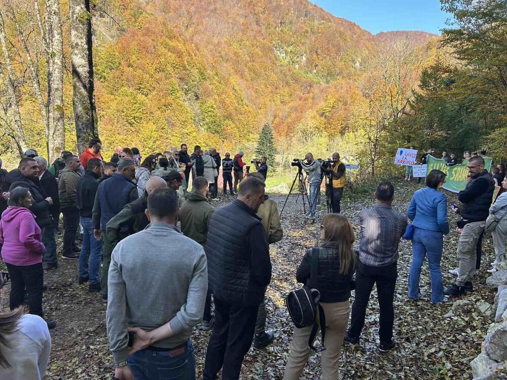 <p>Mještanka Marija Anđelić pozvala je okupljene da minutom ćutanja odaju počast Vladi i Opštini Kolašin, koji se, kako je rekla, ne okreću na probleme mještana tog sela</p>