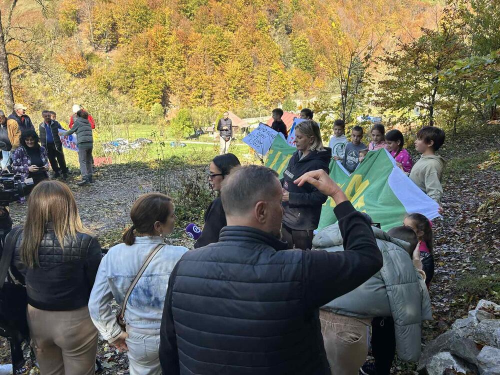 <p>Mještanka Marija Anđelić pozvala je okupljene da minutom ćutanja odaju počast Vladi i Opštini Kolašin, koji se, kako je rekla, ne okreću na probleme mještana tog sela</p>