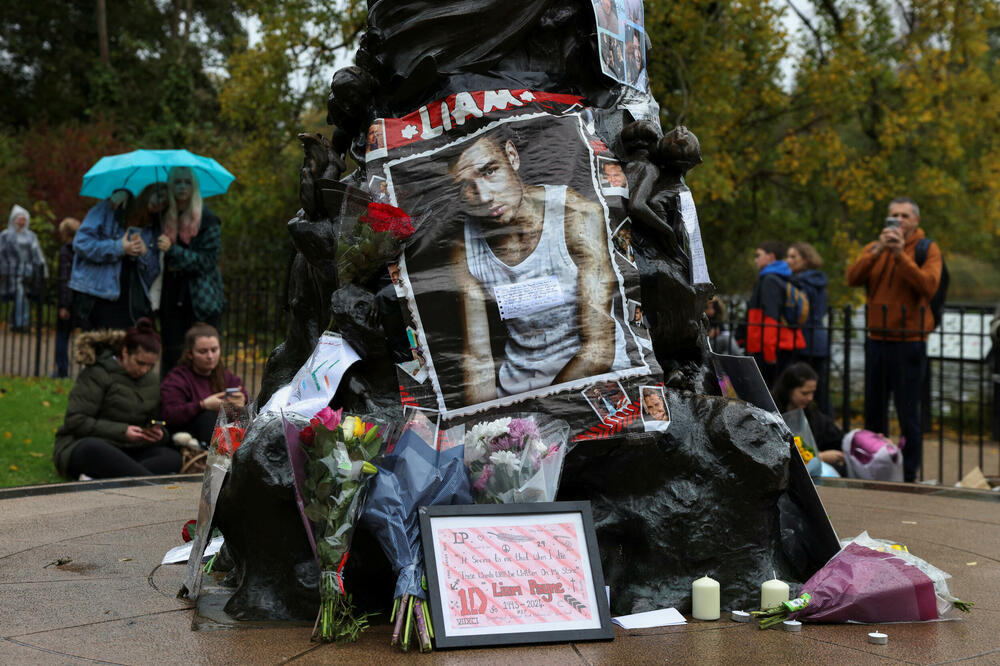 Fanovi se okupili u Londonu kako bi odali počast preminulom muzičaru, Foto: REUTERS