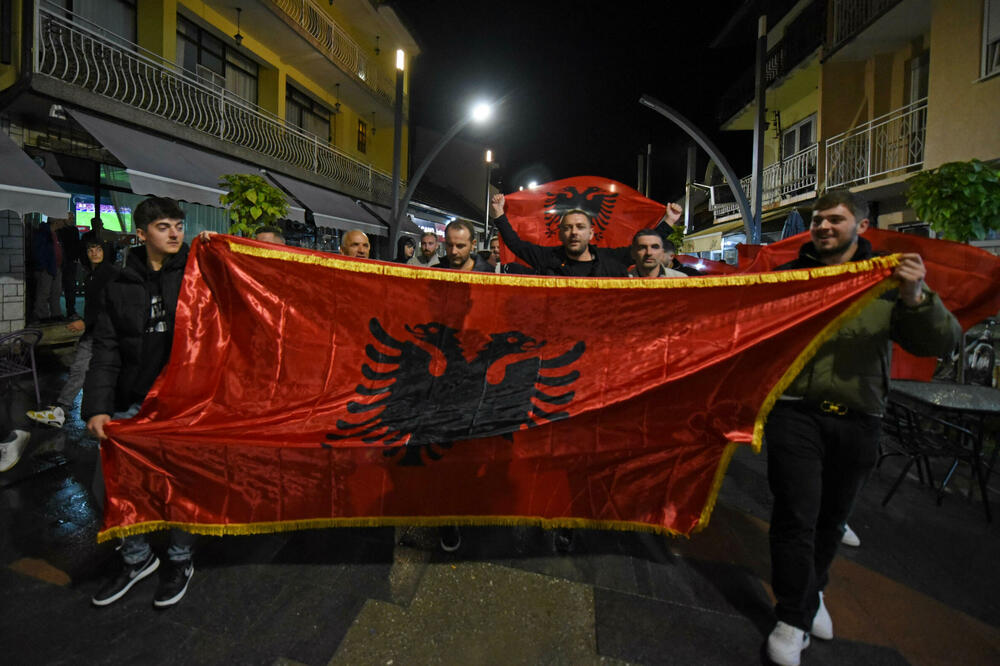 Tas na vagi, ipak, manja albanska lista: slavlje pristalica Pokreta za Gusinje nakon proglašenja rezultata, Foto: BORIS PEJOVIC