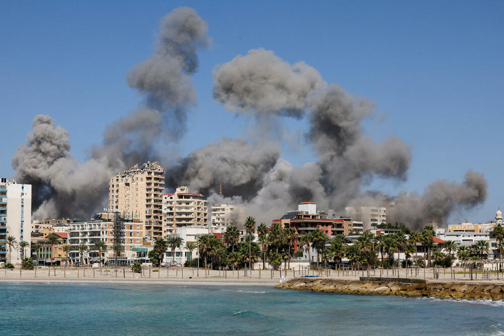 Dim se nadvija iznad Tira nakon bombardovanja