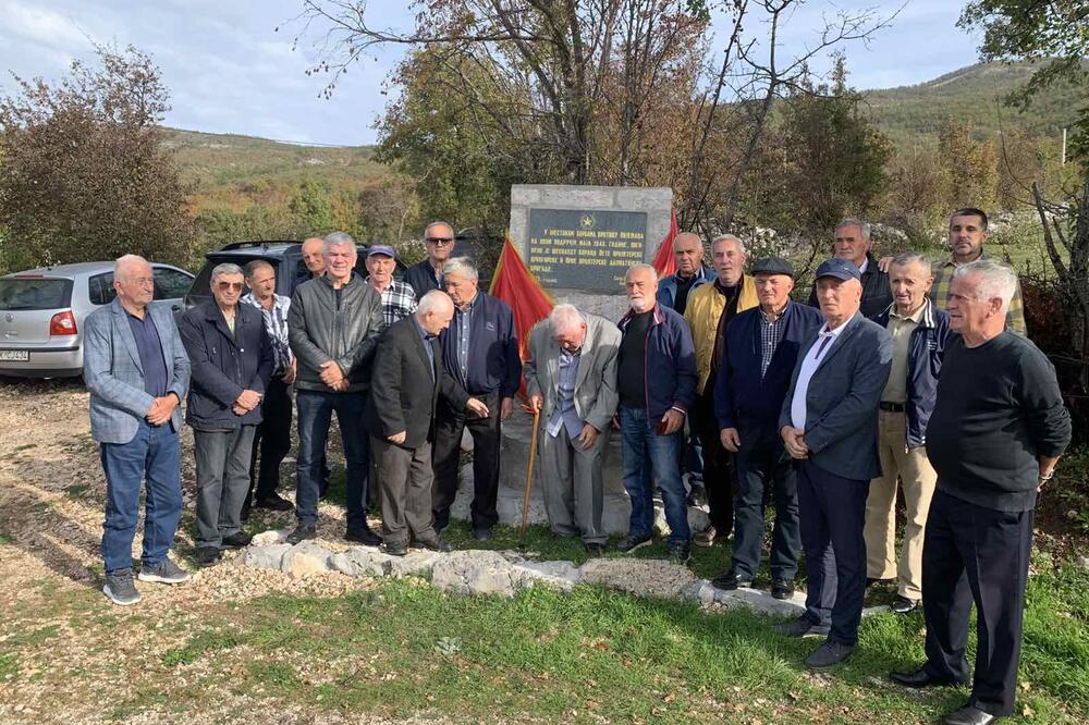 Članovi UBNOR-a i antifašista nikšića kod spomen-ploče Radošu Batakoviću, Foto: UBNOR i antifašisti Nikšića