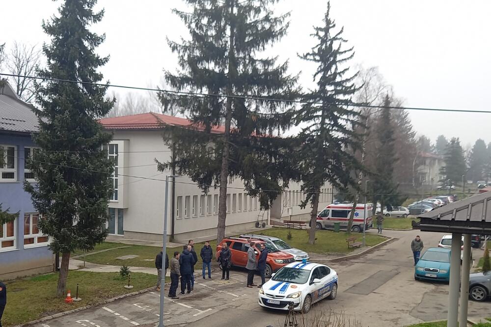 Policija ispred Opšte bolnice u Pljevljima, Foto: Goran Malidžan