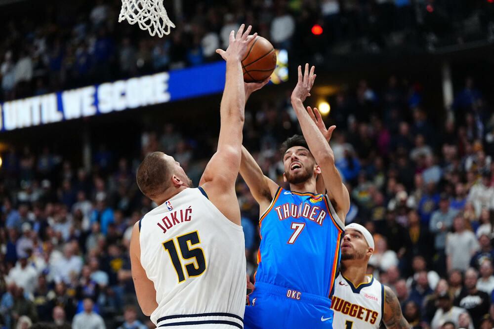 Jokić u duelu sa Holmgrenom, Foto: Reuters