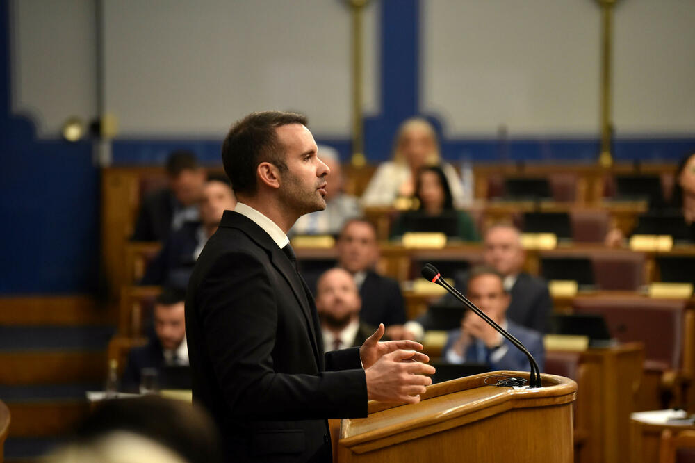 Poslanike interesuje i autoput, i Velje brdo: Sa ranijeg premijerskog sata, Foto: BORIS PEJOVIC