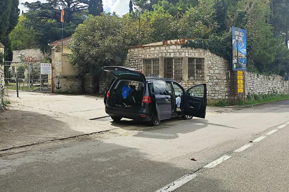 Način na koji jedan od taksista nudi usluge u Lepetanima, Foto: Siniša Luković