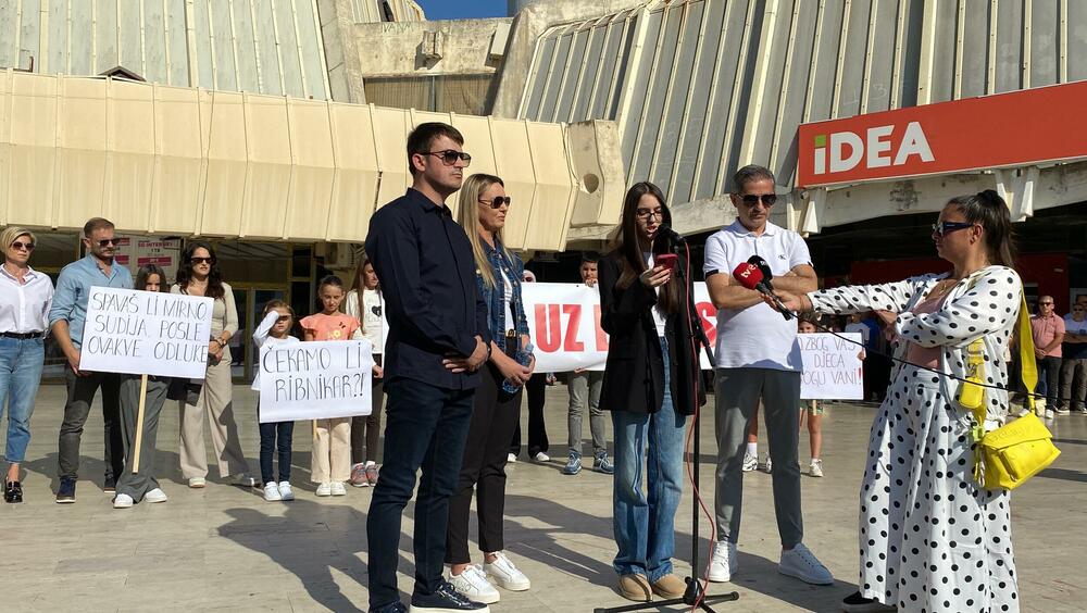 <p>Alan Drljan je u ime porodice Mujić poručio da će nastaviti sa protestima sve dok pravda ne bude zadovoljena ali da će ih preseliti ispred Višeg suda u Podgorici koji je donio odluku da se osumnjičeni za pokušaj Darisovog ubistva pusti na slobodu nakon devet dana</p>