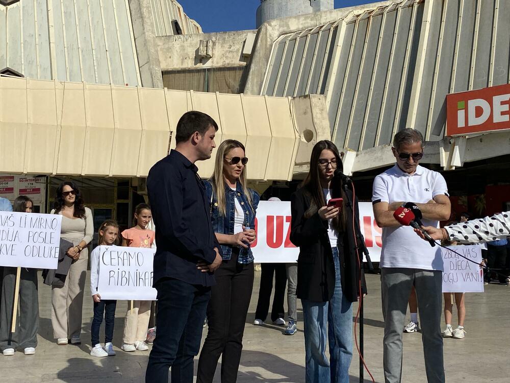 <p>Alan Drljan je u ime porodice Mujić poručio da će nastaviti sa protestima sve dok pravda ne bude zadovoljena ali da će ih preseliti ispred Višeg suda u Podgorici koji je donio odluku da se osumnjičeni za pokušaj Darisovog ubistva pusti na slobodu nakon devet dana</p>