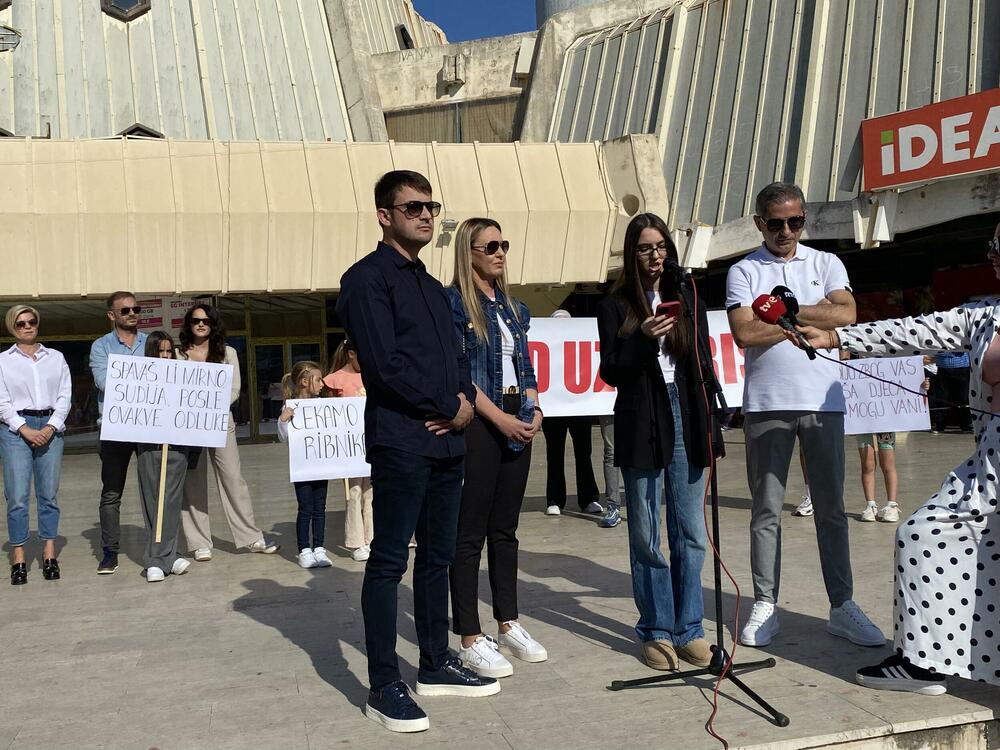 <p>Alan Drljan je u ime porodice Mujić poručio da će nastaviti sa protestima sve dok pravda ne bude zadovoljena ali da će ih preseliti ispred Višeg suda u Podgorici koji je donio odluku da se osumnjičeni za pokušaj Darisovog ubistva pusti na slobodu nakon devet dana</p>