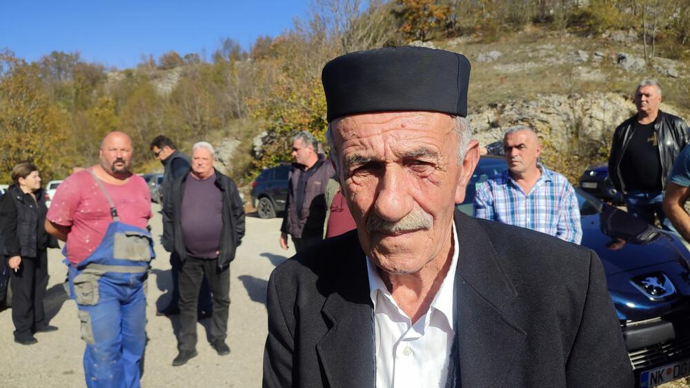 <p>Dodatni razlog protesta je i što je, kako tvrde, odronjen put koji je namijenjen vozilima do 12 tona, a kamioni sa utovarom su, prema njihovim riječima, bili teški preko 20 tona</p>