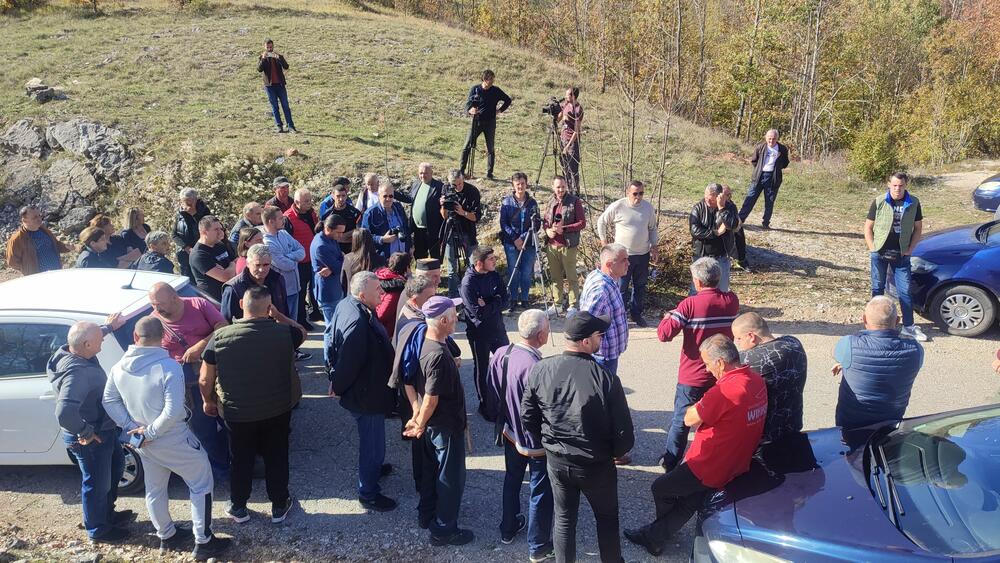 <p>Dodatni razlog protesta je i što je, kako tvrde, odronjen put koji je namijenjen vozilima do 12 tona, a kamioni sa utovarom su, prema njihovim riječima, bili teški preko 20 tona</p>