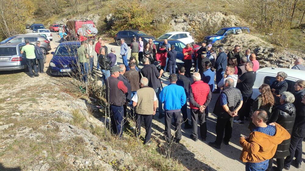 <p>Dodatni razlog protesta je i što je, kako tvrde, odronjen put koji je namijenjen vozilima do 12 tona, a kamioni sa utovarom su, prema njihovim riječima, bili teški preko 20 tona</p>