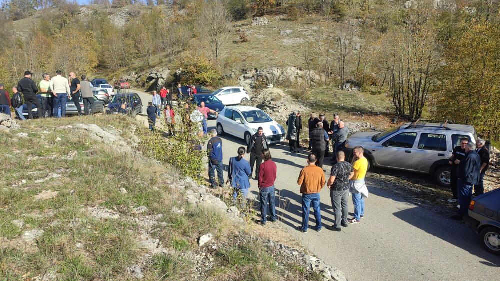 <p>Dodatni razlog protesta je i što je, kako tvrde, odronjen put koji je namijenjen vozilima do 12 tona, a kamioni sa utovarom su, prema njihovim riječima, bili teški preko 20 tona</p>