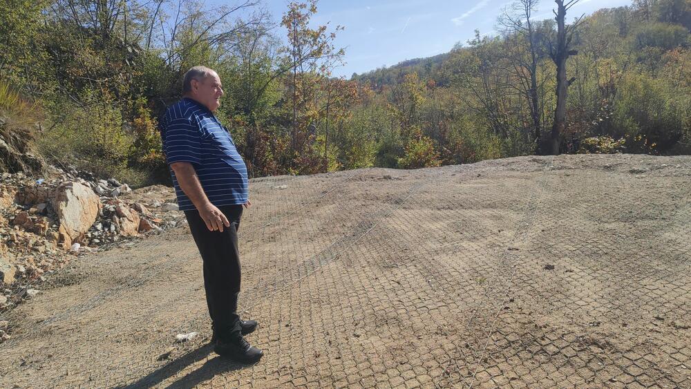 <p>Dodatni razlog protesta je i što je, kako tvrde, odronjen put koji je namijenjen vozilima do 12 tona, a kamioni sa utovarom su, prema njihovim riječima, bili teški preko 20 tona</p>