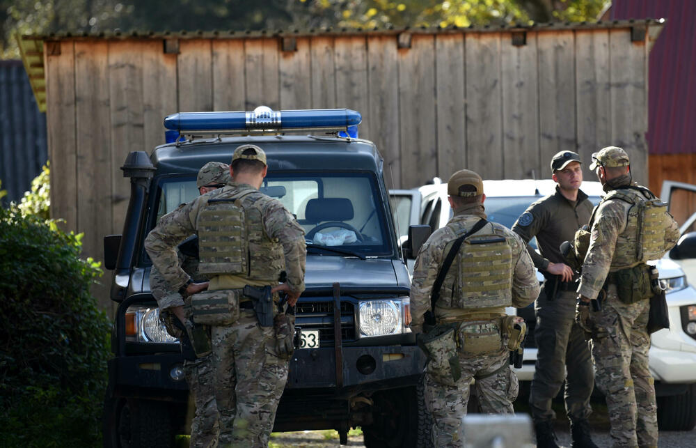 <p>Prema saznanjima Vijesti policiji je iz više bjelopoljskih sela prijavljeno da je Balijagić primjećen, ali nijedna prijava nije rezultirala lišenjem slobode odbjeglog ubice, silovatelja i razbojnika</p>