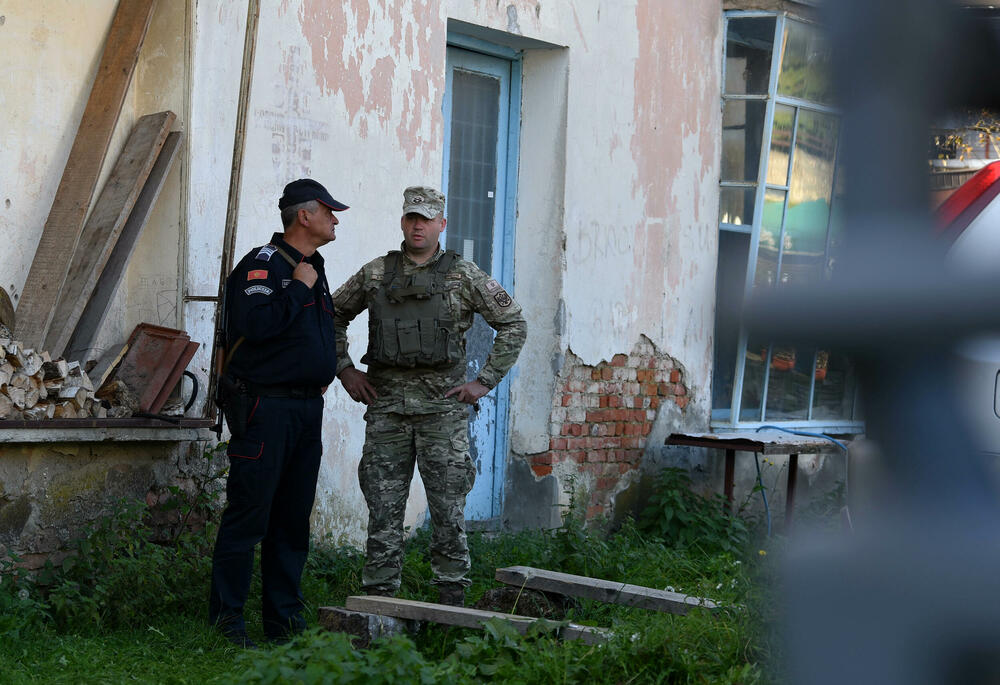 <p>Prema saznanjima Vijesti policiji je iz više bjelopoljskih sela prijavljeno da je Balijagić primjećen, ali nijedna prijava nije rezultirala lišenjem slobode odbjeglog ubice, silovatelja i razbojnika</p>