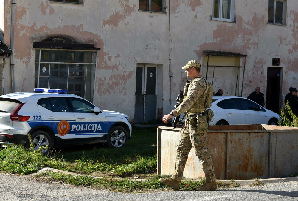 <p>Prema saznanjima Vijesti policiji je iz više bjelopoljskih sela prijavljeno da je Balijagić primjećen, ali nijedna prijava nije rezultirala lišenjem slobode odbjeglog ubice, silovatelja i razbojnika</p>