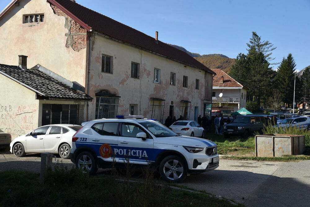 <p>Prema saznanjima Vijesti policiji je iz više bjelopoljskih sela prijavljeno da je Balijagić primjećen, ali nijedna prijava nije rezultirala lišenjem slobode odbjeglog ubice, silovatelja i razbojnika</p>