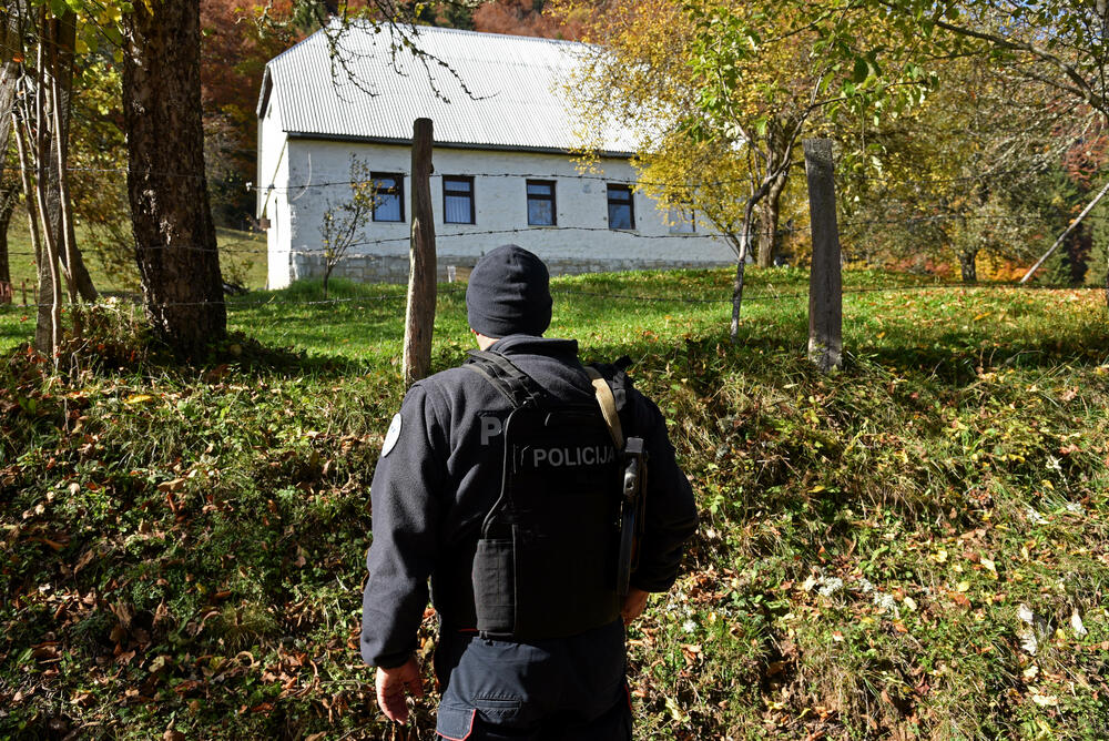 <p>Prema saznanjima Vijesti policiji je iz više bjelopoljskih sela prijavljeno da je Balijagić primjećen, ali nijedna prijava nije rezultirala lišenjem slobode odbjeglog ubice, silovatelja i razbojnika</p>