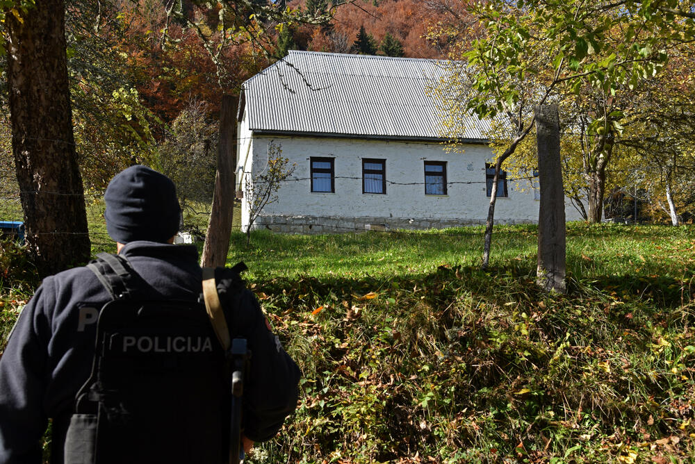 <p>Prema saznanjima Vijesti policiji je iz više bjelopoljskih sela prijavljeno da je Balijagić primjećen, ali nijedna prijava nije rezultirala lišenjem slobode odbjeglog ubice, silovatelja i razbojnika</p>