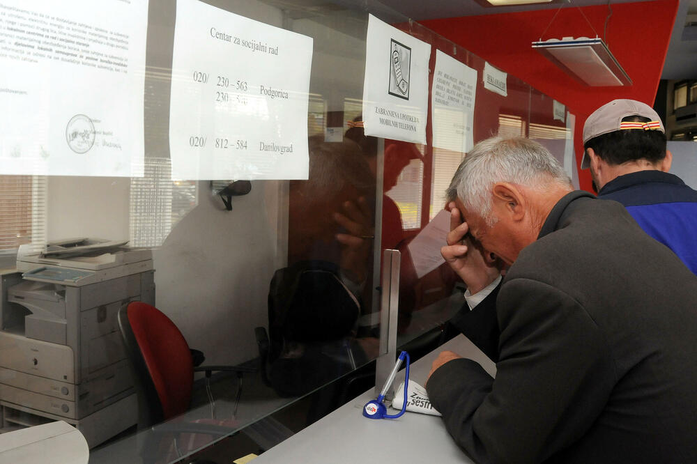 Povećanje cijena od deset do 50 odsto: Šalteri za naplatu računa, Foto: Boris Pejovic