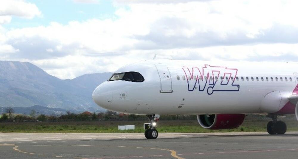 Avion kompanije Wizz Air nalazi se na rulnoj stazi Međunarodnog aerodroma Tirana.