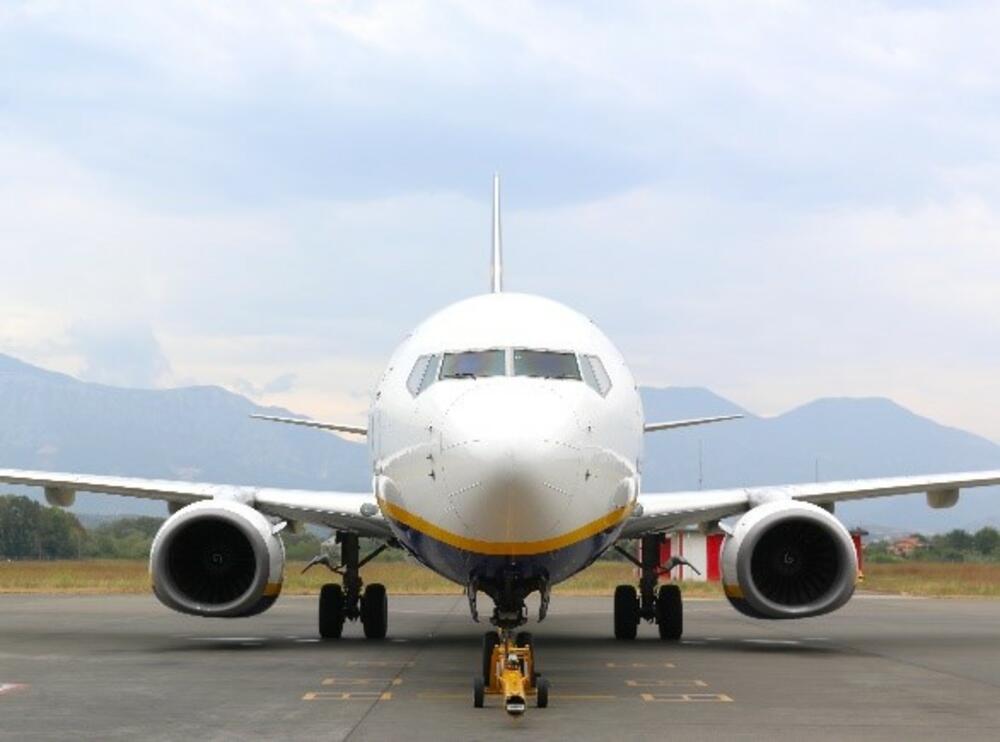 Avion kompanije Ryanair na Međunarodnom aerodromu Tirana.