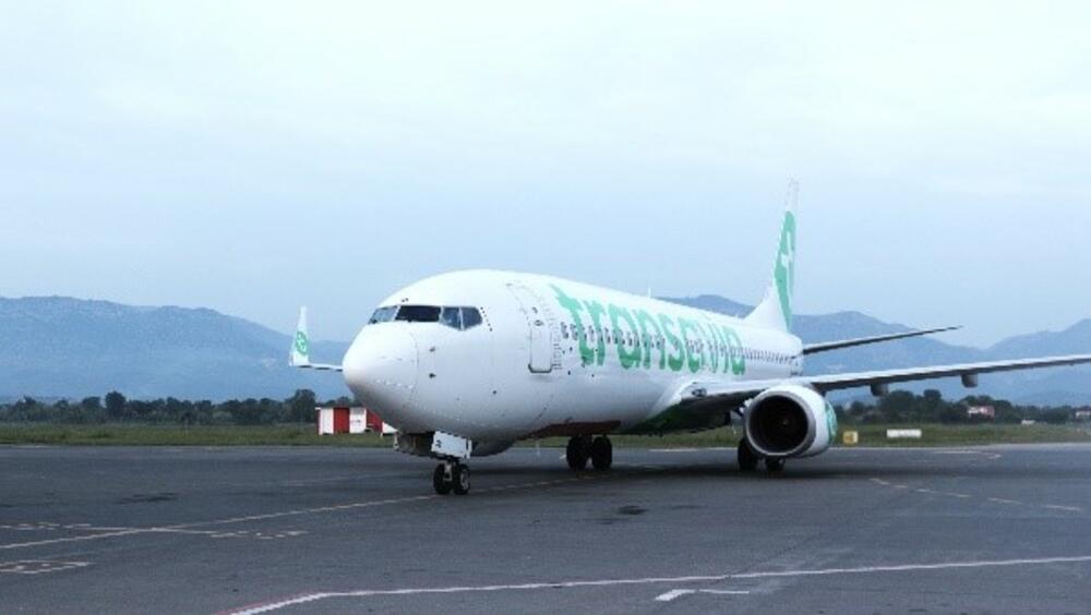 Avion Transavije zauzima poziciju za parkiranje na Međunarodnom aerodromu Tirana