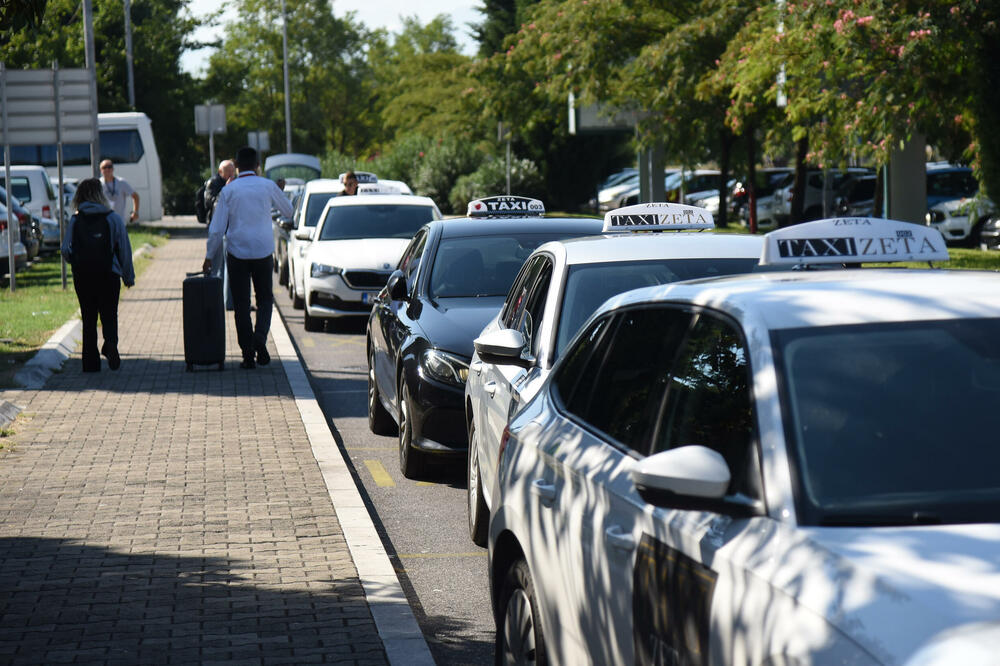 Na parking mjestima trenutno zetski taksisti: Aerodrom Podgorica, Foto: Luka Zekovic