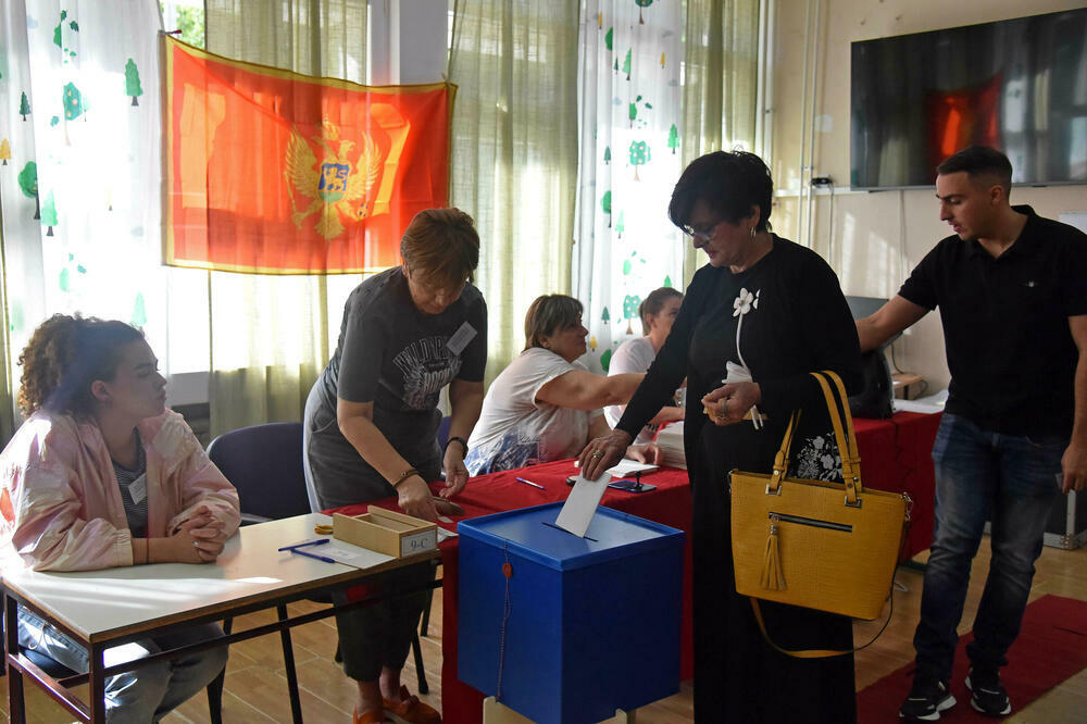 Sa jednog glasačkog mjesta, Foto: Boris Pejović