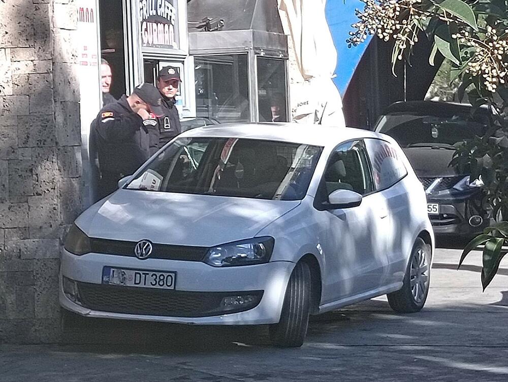 <p>Vlasnik "Gurmana" Ranko Radulović kazao je "Vijestima" da Centar za socijalni rad djeluje pod izuzećem</p>  <p>Kako bi se nastavilo iseljenje nadležne službe i policija, koja asistira u ovom izvršnom postupku, čekaju da reaguje Centar za socijalni rad budući da su u lokalu noć provela i djeca kao i tužilaštvo</p>