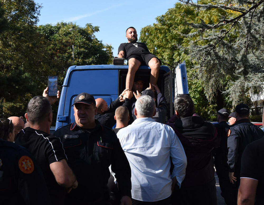 <p>Nakon višečasovne drame, policajci su priveli dvije osobe, koje su, kako tvrde nadležni, pružale otpor i nisu postupale po naređenju</p>