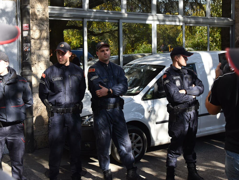 <p>Nakon višečasovne drame, policajci su priveli dvije osobe, koje su, kako tvrde nadležni, pružale otpor i nisu postupale po naređenju</p>