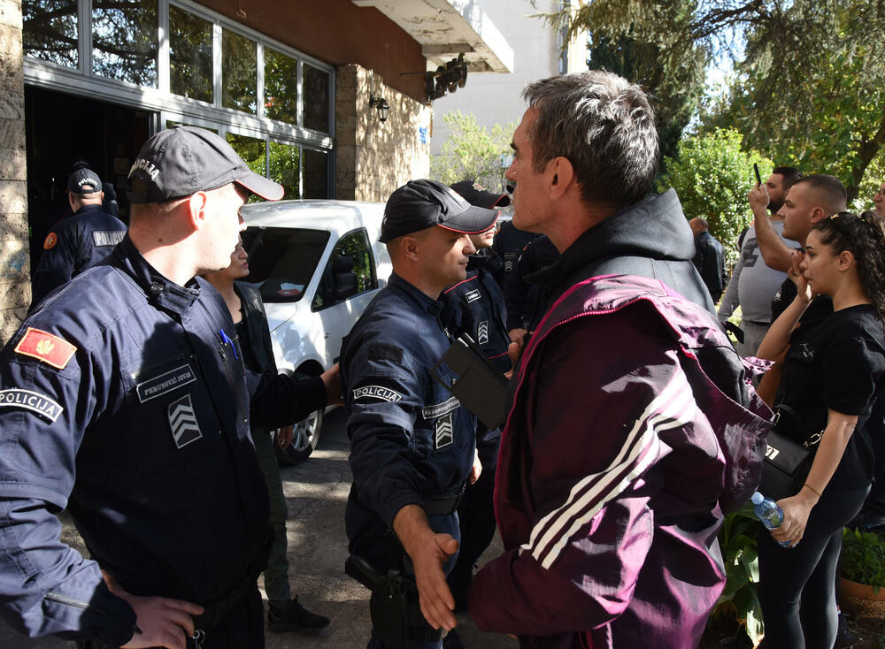 <p>Nakon višečasovne drame, policajci su priveli dvije osobe, koje su, kako tvrde nadležni, pružale otpor i nisu postupale po naređenju</p>