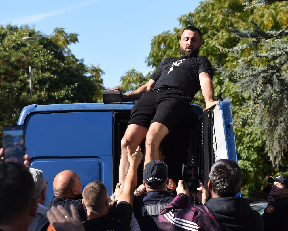 <p>Nakon višečasovne drame, policajci su priveli dvije osobe, koje su, kako tvrde nadležni, pružale otpor i nisu postupale po naređenju</p>