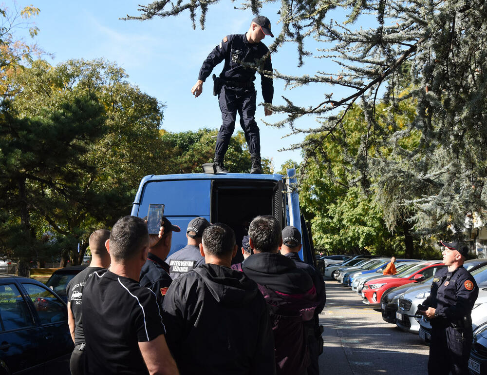 <p>Nakon višečasovne drame, policajci su priveli dvije osobe, koje su, kako tvrde nadležni, pružale otpor i nisu postupale po naređenju</p>