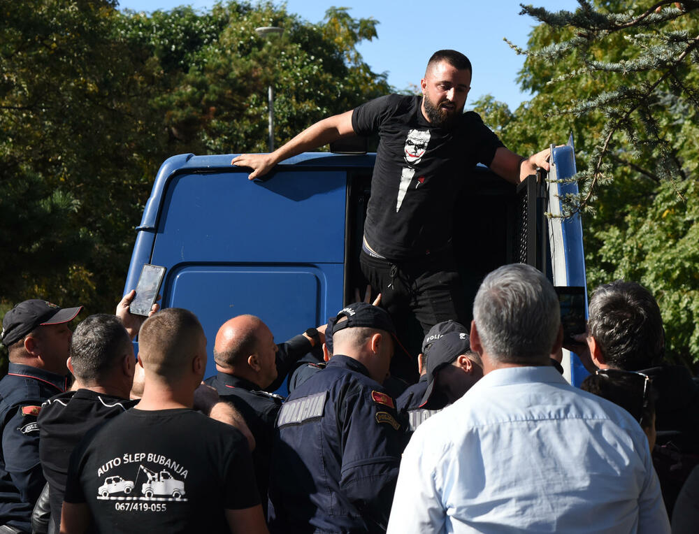 <p>Nakon višečasovne drame, policajci su priveli dvije osobe, koje su, kako tvrde nadležni, pružale otpor i nisu postupale po naređenju</p>