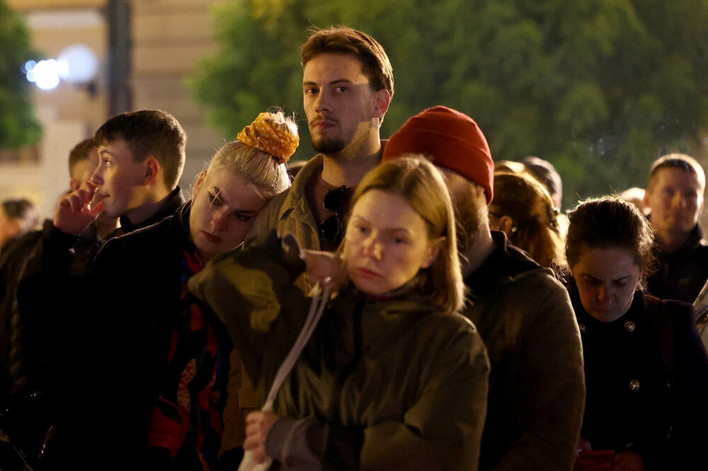 <p>Organizacija Studenti protiv autoritarne vlasti (STAV) pozvala je građane da se okupe na centralnom novosadskom Trgu slobode zbog tragedije u kojoj je danas poginulo najmanje 14 ljudi<br /> </p>