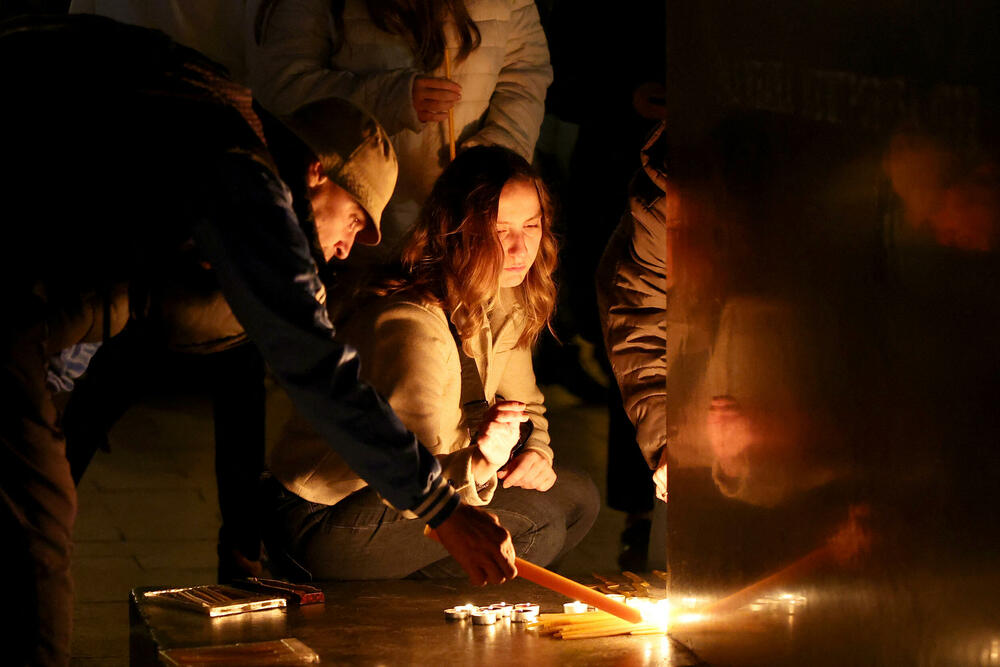 <p>Organizacija Studenti protiv autoritarne vlasti (STAV) pozvala je građane da se okupe na centralnom novosadskom Trgu slobode zbog tragedije u kojoj je danas poginulo najmanje 14 ljudi<br /> </p>