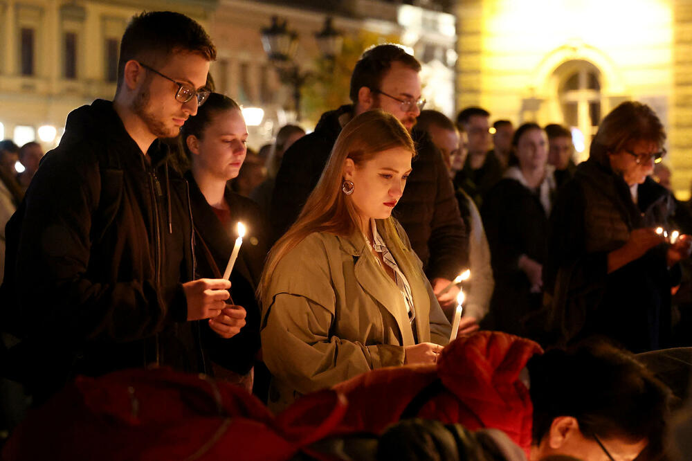 <p>Organizacija Studenti protiv autoritarne vlasti (STAV) pozvala je građane da se okupe na centralnom novosadskom Trgu slobode zbog tragedije u kojoj je danas poginulo najmanje 14 ljudi<br /> </p>