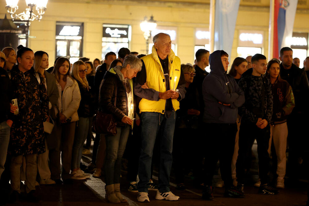 <p>Organizacija Studenti protiv autoritarne vlasti (STAV) pozvala je građane da se okupe na centralnom novosadskom Trgu slobode zbog tragedije u kojoj je danas poginulo najmanje 14 ljudi<br /> </p>