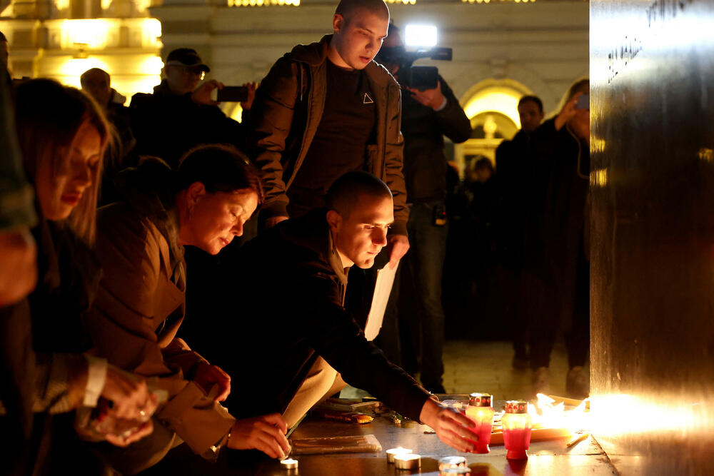 <p>Organizacija Studenti protiv autoritarne vlasti (STAV) pozvala je građane da se okupe na centralnom novosadskom Trgu slobode zbog tragedije u kojoj je danas poginulo najmanje 14 ljudi<br /> </p>