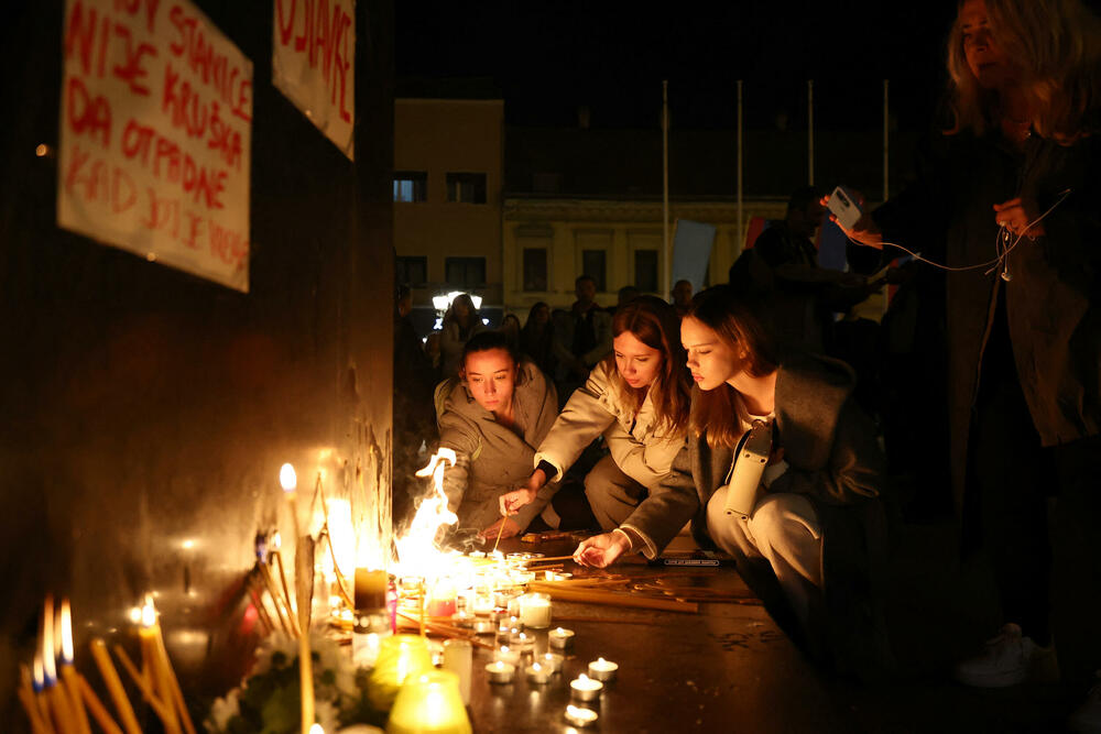 <p>Organizacija Studenti protiv autoritarne vlasti (STAV) pozvala je građane da se okupe na centralnom novosadskom Trgu slobode zbog tragedije u kojoj je danas poginulo najmanje 14 ljudi<br /> </p>