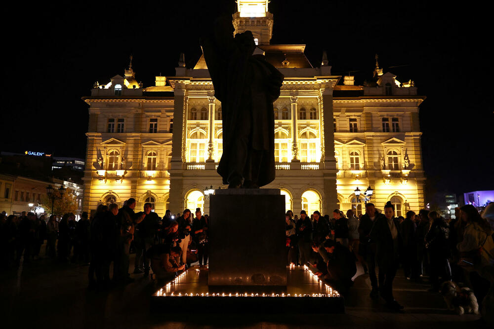 <p>Organizacija Studenti protiv autoritarne vlasti (STAV) pozvala je građane da se okupe na centralnom novosadskom Trgu slobode zbog tragedije u kojoj je danas poginulo najmanje 14 ljudi<br /> </p>