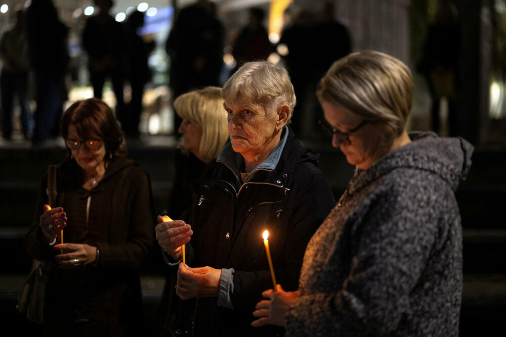 <p>Organizacija Studenti protiv autoritarne vlasti (STAV) pozvala je građane da se okupe na centralnom novosadskom Trgu slobode zbog tragedije u kojoj je danas poginulo najmanje 14 ljudi<br /> </p>