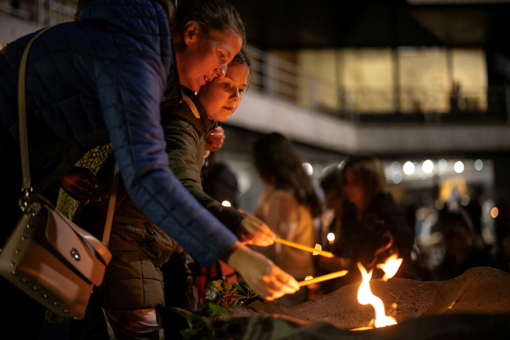 <p>Organizacija Studenti protiv autoritarne vlasti (STAV) pozvala je građane da se okupe na centralnom novosadskom Trgu slobode zbog tragedije u kojoj je danas poginulo najmanje 14 ljudi<br /> </p>