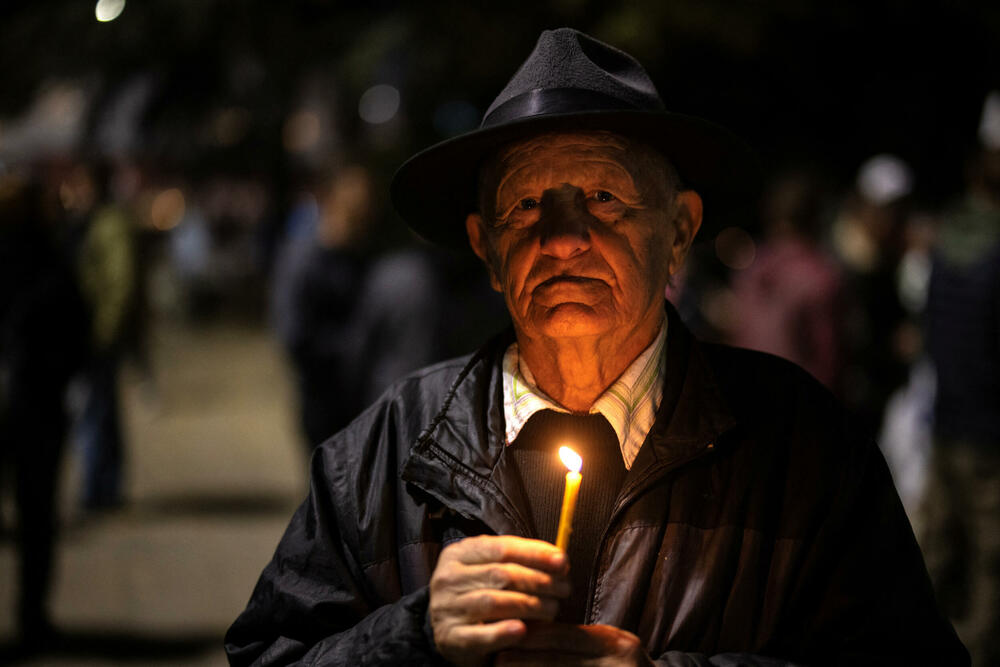 <p>Organizacija Studenti protiv autoritarne vlasti (STAV) pozvala je građane da se okupe na centralnom novosadskom Trgu slobode zbog tragedije u kojoj je danas poginulo najmanje 14 ljudi<br /> </p>