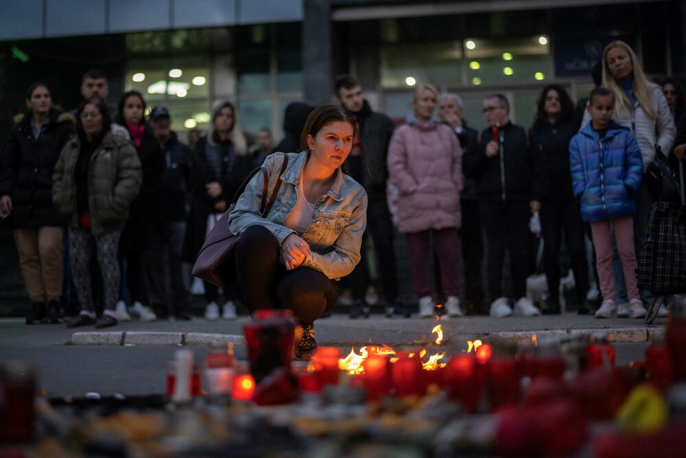 <p>Okupljenima se niko nije ni obratio, a građani su, na mjestu gdje su od sinoć palili svijeće, držali listove papira na kojima su bila odštampana imena i godište stradalih<br /> </p>