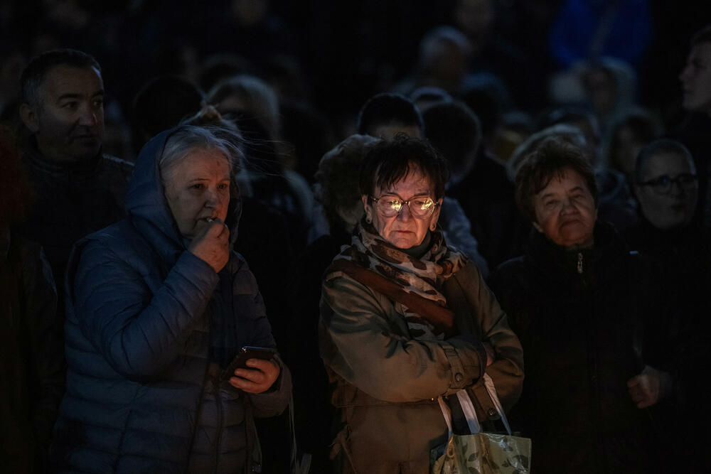 <p>Okupljenima se niko nije ni obratio, a građani su, na mjestu gdje su od sinoć palili svijeće, držali listove papira na kojima su bila odštampana imena i godište stradalih<br /> </p>