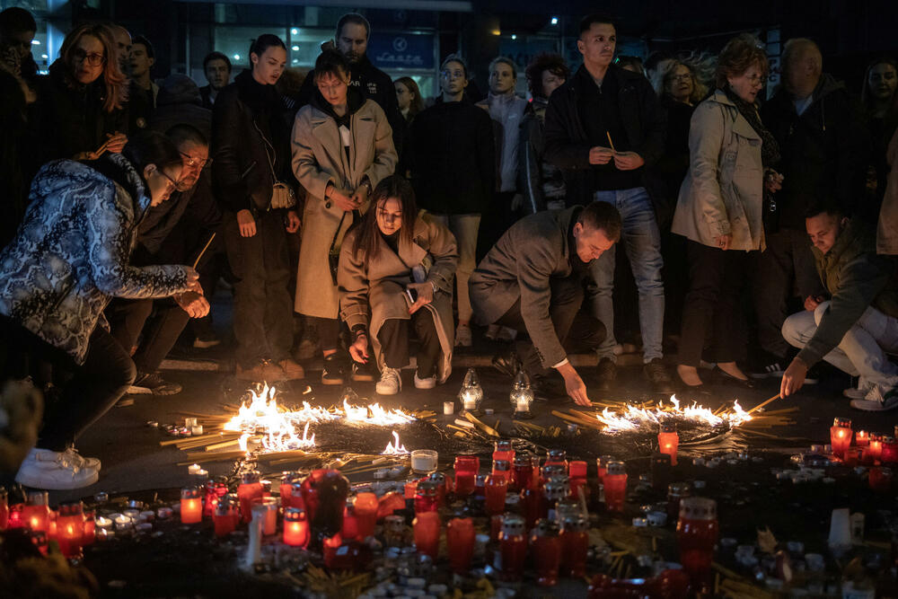 <p>Okupljenima se niko nije ni obratio, a građani su, na mjestu gdje su od sinoć palili svijeće, držali listove papira na kojima su bila odštampana imena i godište stradalih<br /> </p>